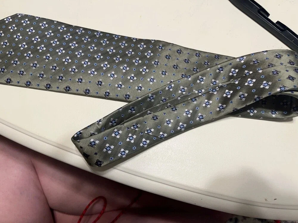 Daniel Cremieux Mens 100% Silk Necktie Olive Sage Green Geometric Medallion Tie